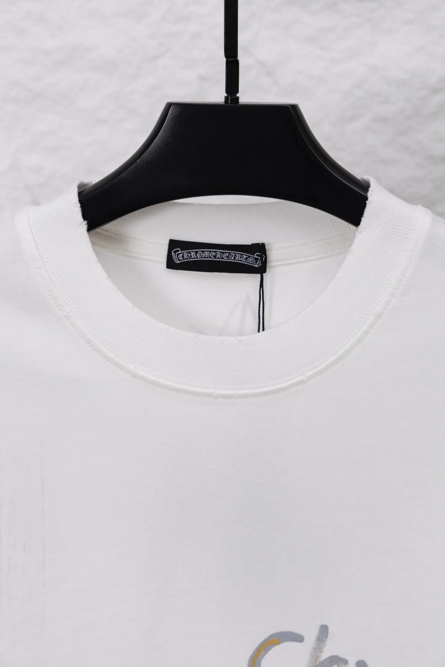 P240 model number/F060 Chrome hearts new hand-painted T-shirt. Heavy 350g double yarn fabric. Wash the whole garment twice. The four sides are frayed and picked. Heavy fabric. The neckline is made of icy Salona. Loose version. Deep, wide and stylish. No deformation or shrinkage. Fabric: 350g. Version: loose. Color: black and white.